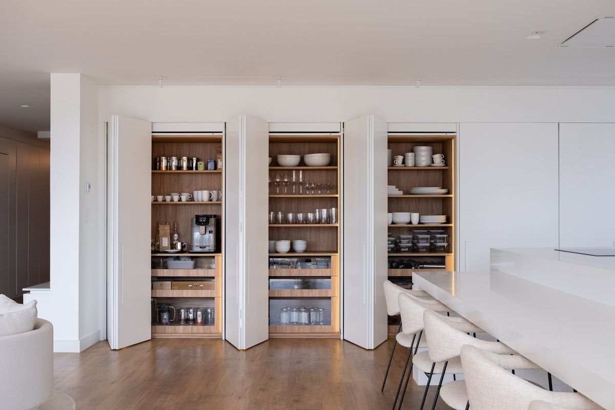 De verborgen bijkeuken is dé keukentrend van dit moment